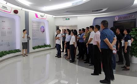 說明: F:\【資料與辦公】\辦公區(qū)\2.網(wǎng)站新聞\2019年\9月\2019.09.07 方大集團舉辦“高級管理人員研修班”培訓(xùn)\參觀展廳（文中.jpg